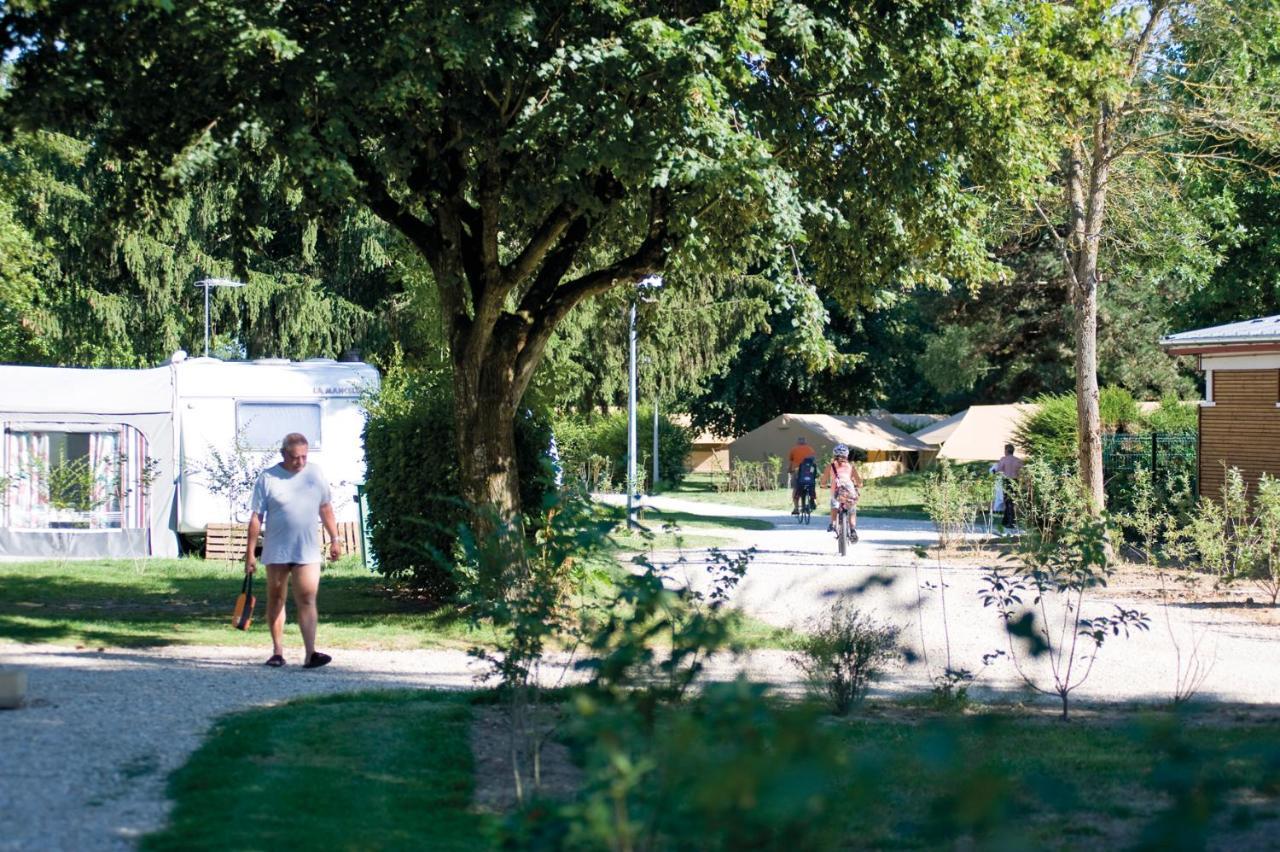 Camping Le Nid Du Parc Villars-les-Dombes Exteriör bild