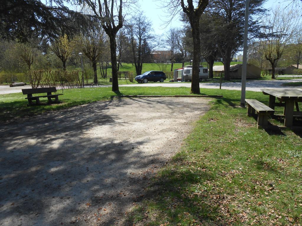 Camping Le Nid Du Parc Villars-les-Dombes Exteriör bild